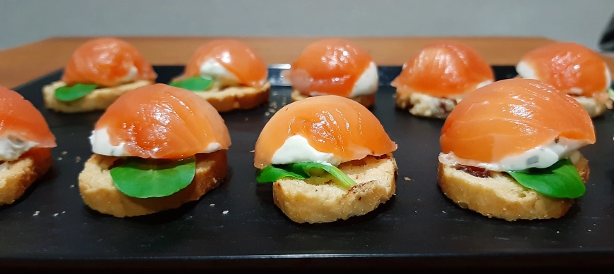 "RECETAS CONTRA EL CALOR " Tostas con bombón de salmón