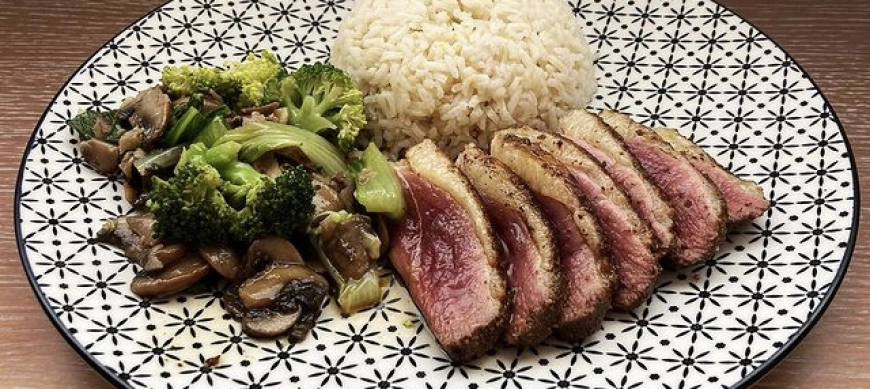 Pato a las cinco especias con champiñones, verduras orientales y arroz