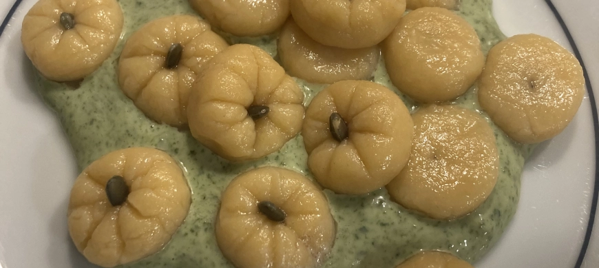 RECETA OTOÑAL: Ñoquis de calabaza con salsa de queso y espinacas.