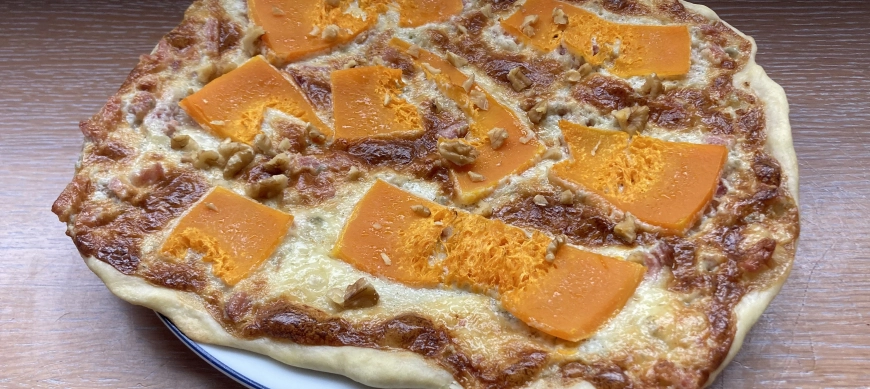 Pizza alsaciana de calabaza y gorgonzola (Flammkuchen)