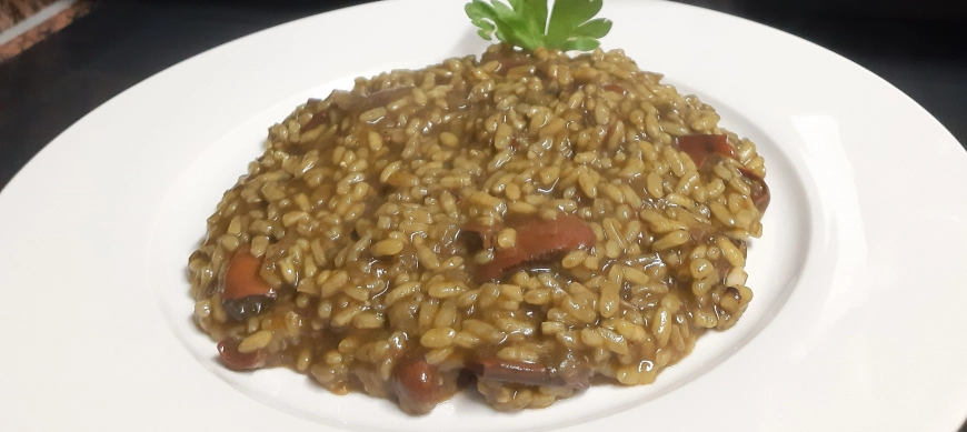 ARROZ CON CALAMARES EN SU TINTA DE LATA