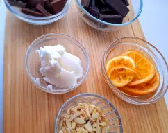 Step <p>Poner en el vaso los chocolates y rallar 10 segundos/7. </p><p>Retire del vaso y reserve.</p> illustration