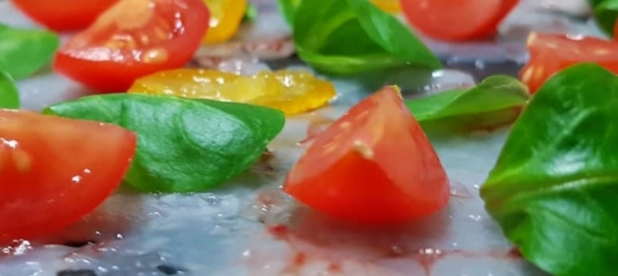 Carpaccio de gambón con kumquats caramelizados