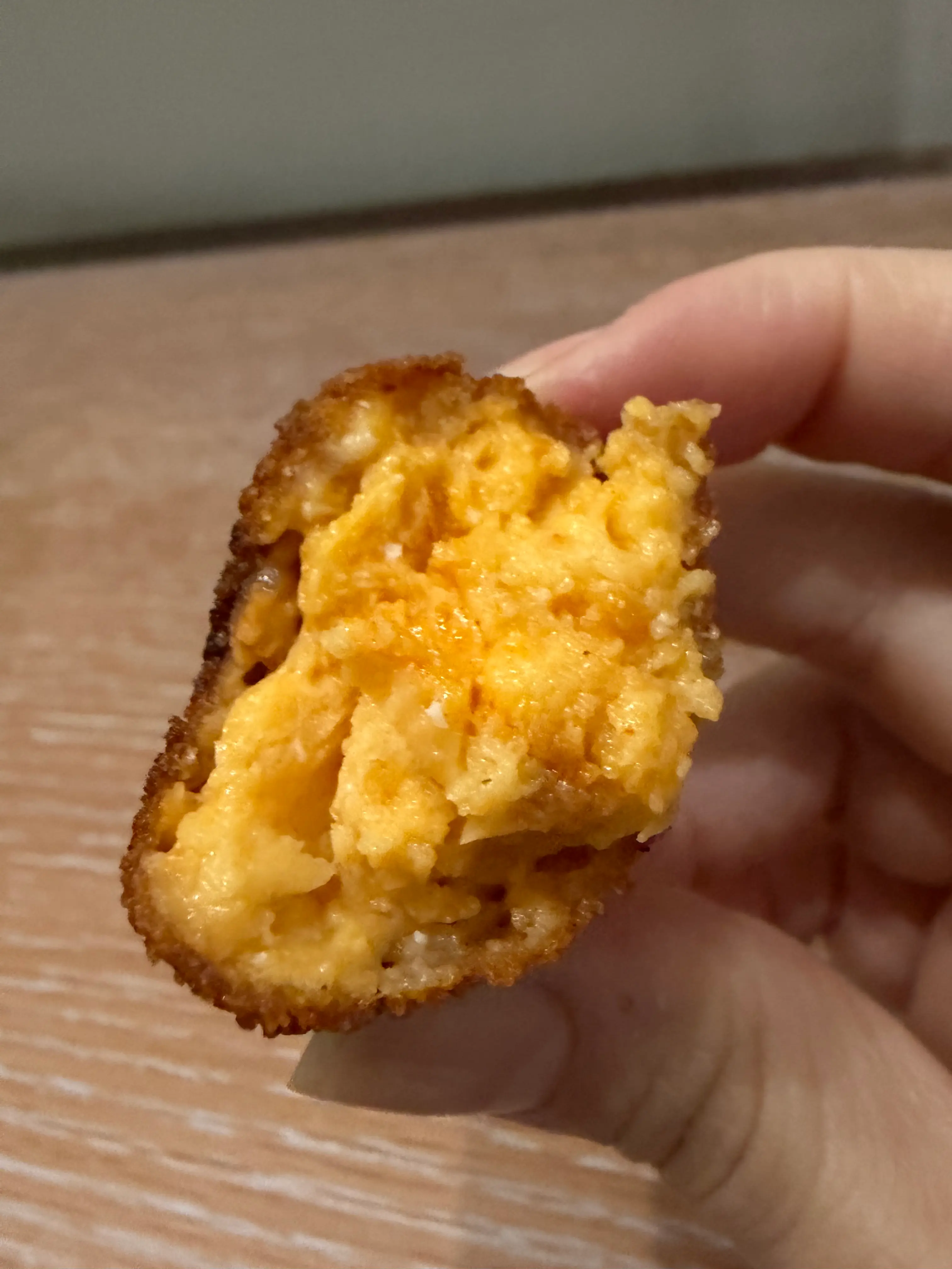 Step Una vez fría, forme las croquetas, envuélvalas en huevo batido y después en pan rallado. Fríalas en un cazo pequeño con abundante aceite caliente, deje escurrir sobre papel absorbente y sirva calientes. illustration