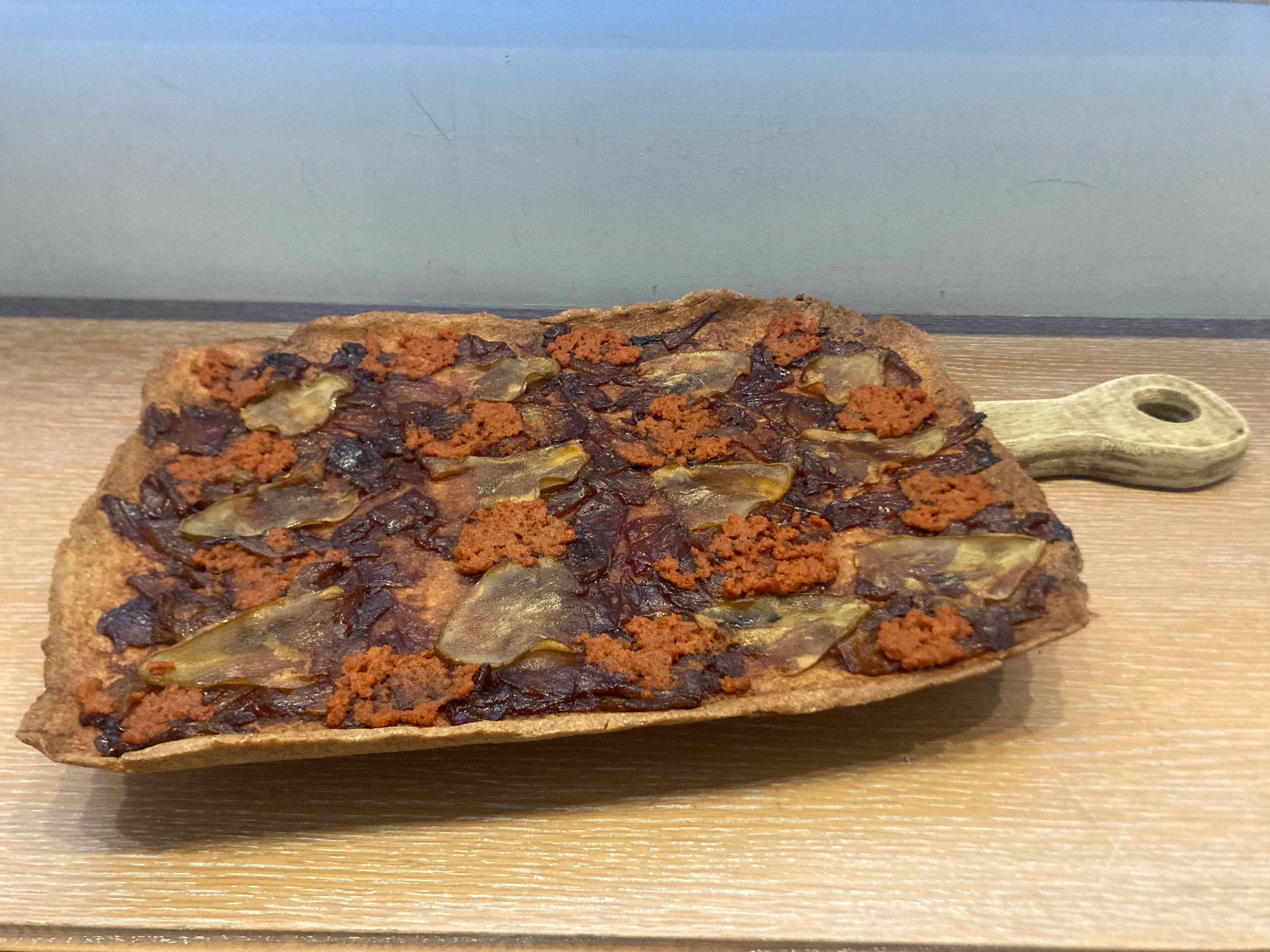 Coca de cebolla caramelizada con pera y sobrasada