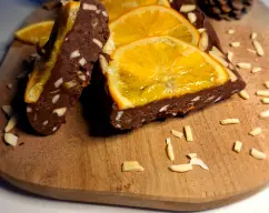 Step <p>Añada la naranja reservada y la almendra y mezcle 10seg/ giro inverso/ vel 3..</p><p>Vierta en la caja reservada, alisé , decore con naranja confitada y palitos de almendra. </p><p>Cubra con el papel sobrante.</p><p>Enfriar en el frigorífico 2 horas. Corte en porciones y sirva.</p><p><br></p> illustration