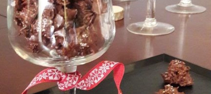 Rocas de chocolate y patatas chips