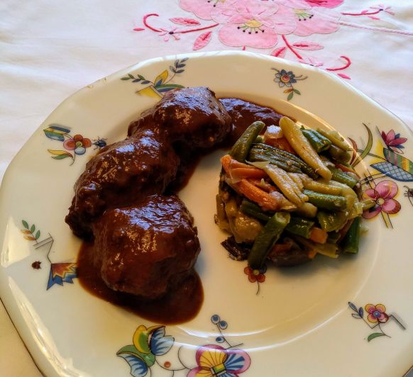 Carrilladas al tomillo con menestra de verduras.